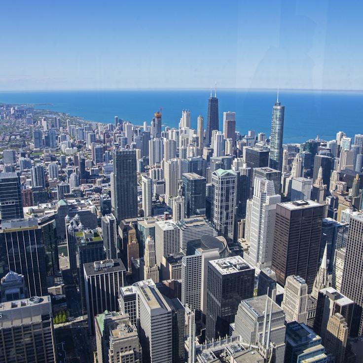 Parents evaluating schools in France